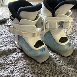 Kids ski boots
